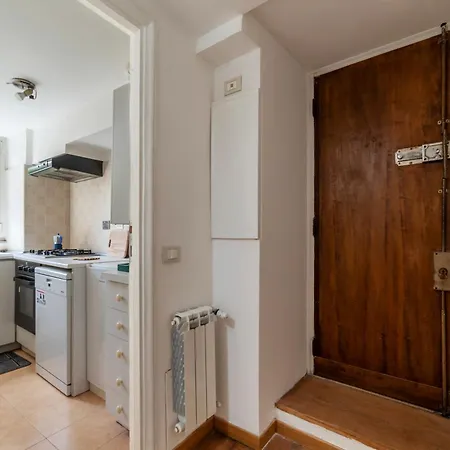 Guesthost - Historic Center Lungotevere Apartment Rom