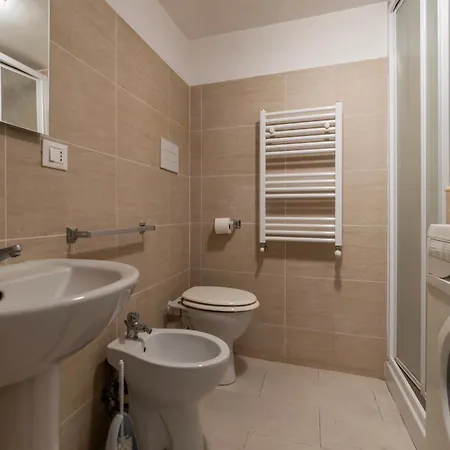 Guesthost - Historic Center Lungotevere Apartment Rom