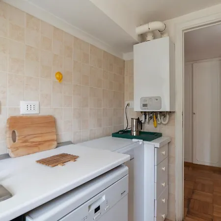 Guesthost - Historic Center Lungotevere Apartment