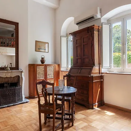 Guesthost - Historic Center Lungotevere Apartment